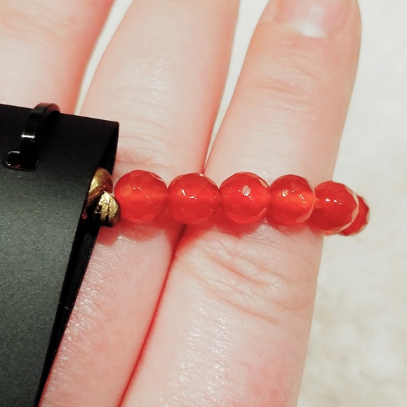 Brandy Melville RED Bead GOLD Skull Bracelet - Picture 2 of 3